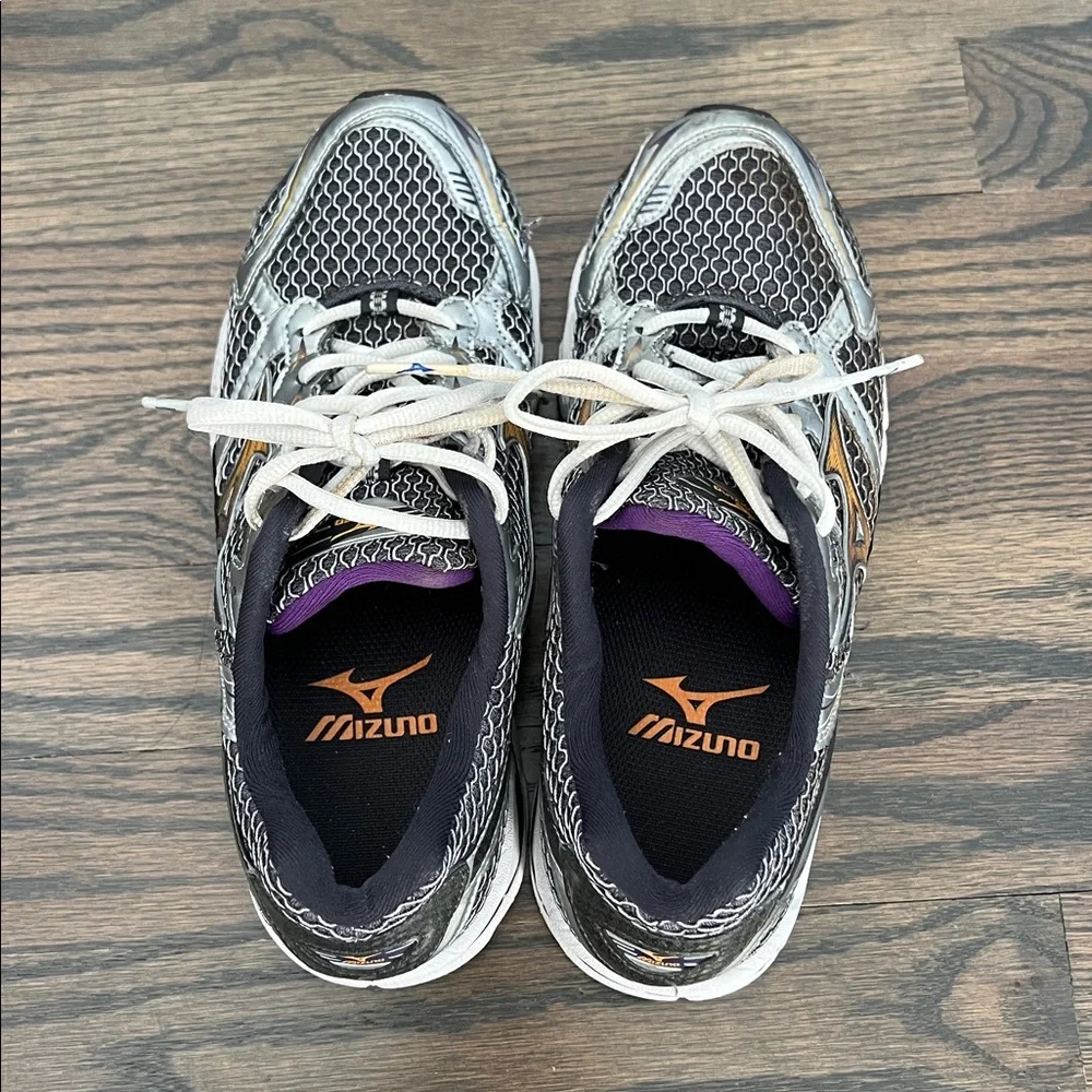 Mizuno Women's Running Shoes - gray size 8 - Picture 3 of 6